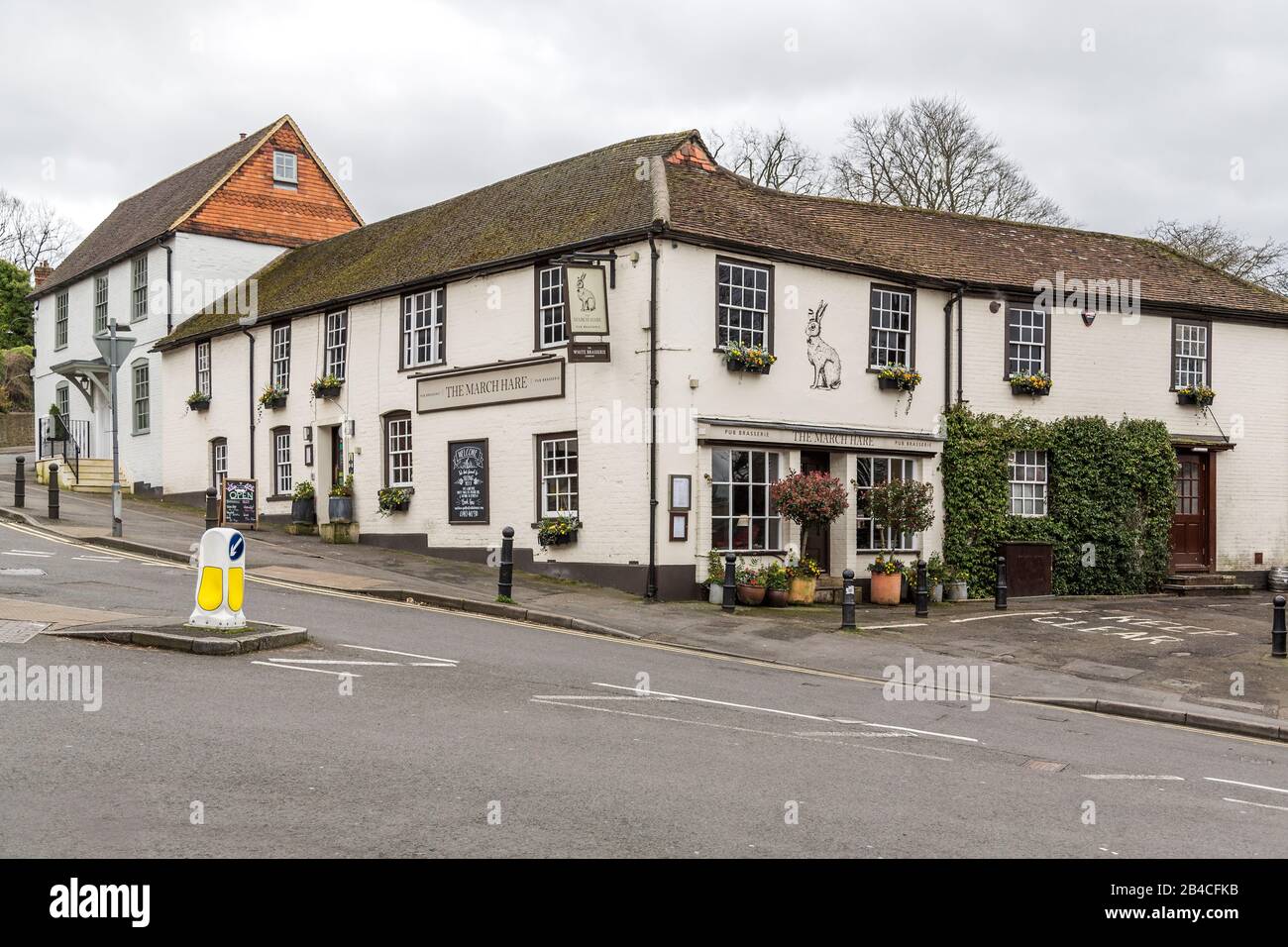 Ein malerisches, weiß getünchtes englisches Pub und Restaurant namens The March Hare. The Castle Square, Guildford, Surrey, England. Stockfoto