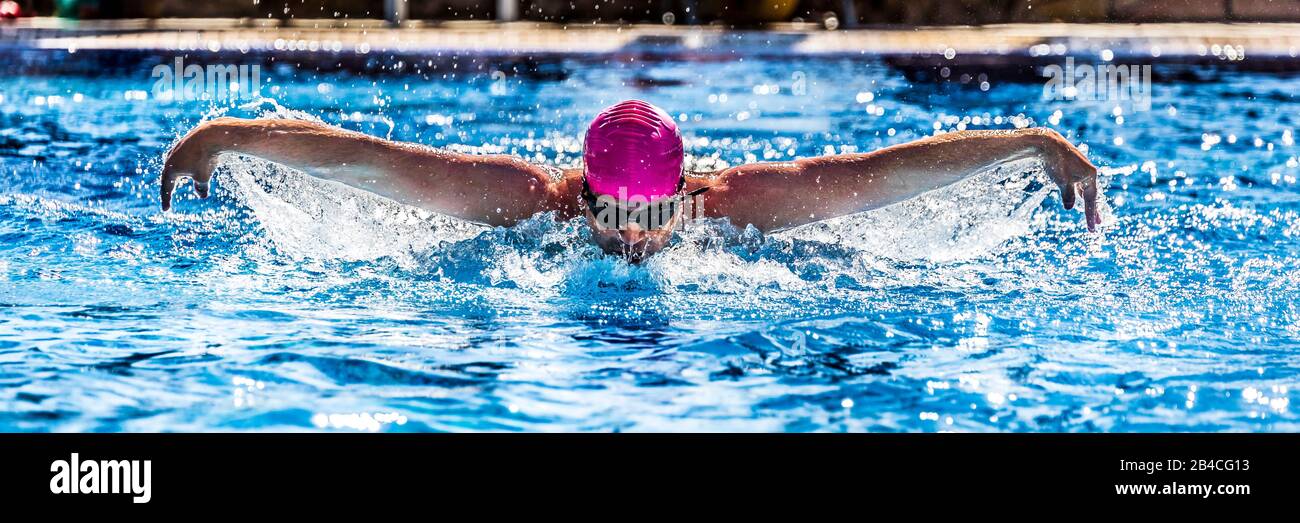 Schwimmer zeigt Delfinstil Stockfoto