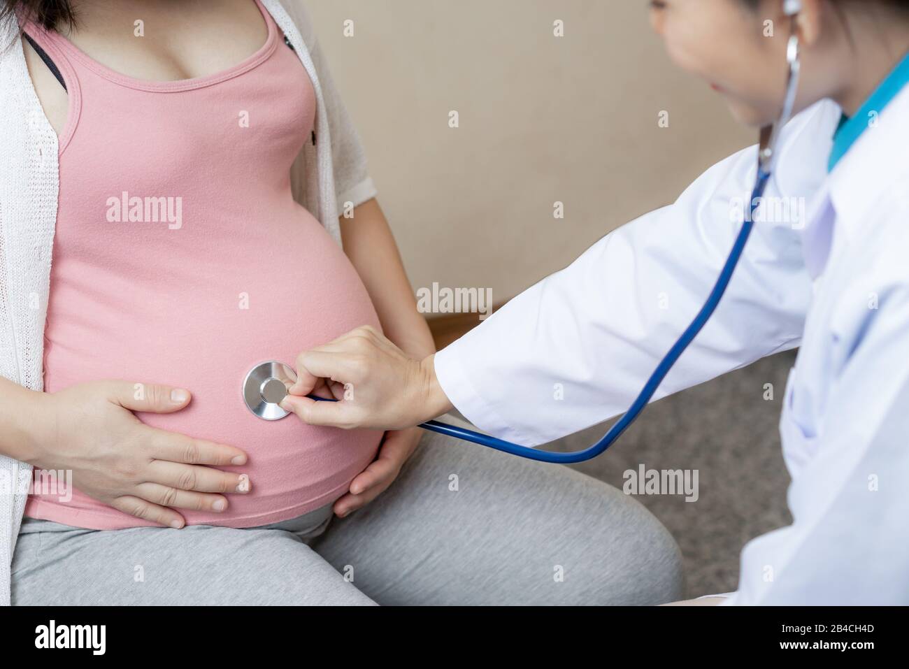 Gerne schwangere Frau besuchen Frauenarzt Arzt im Krankenhaus oder in der Medizinischen Klinik