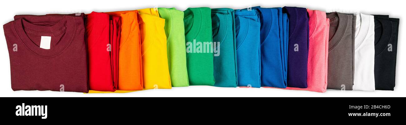 Breite Panorama-Bannerreihe mit vielen neuen T-Shirts aus reiner Baumwolle in bunten Regenbogenfarben isoliert. Haufen verschiedenfarbener Hemden auf weißem Backgrot Stockfoto