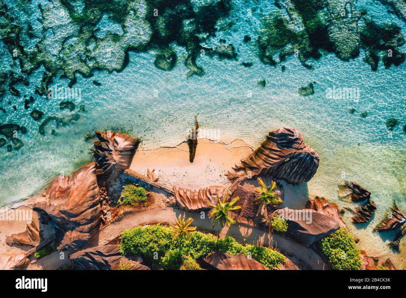 Anse Source D argent schöner berühmter Strand auf der Insel La Digue, den Seychellen. Luftdrone oben nach unten Foto aus der Perspektive oben. Stockfoto