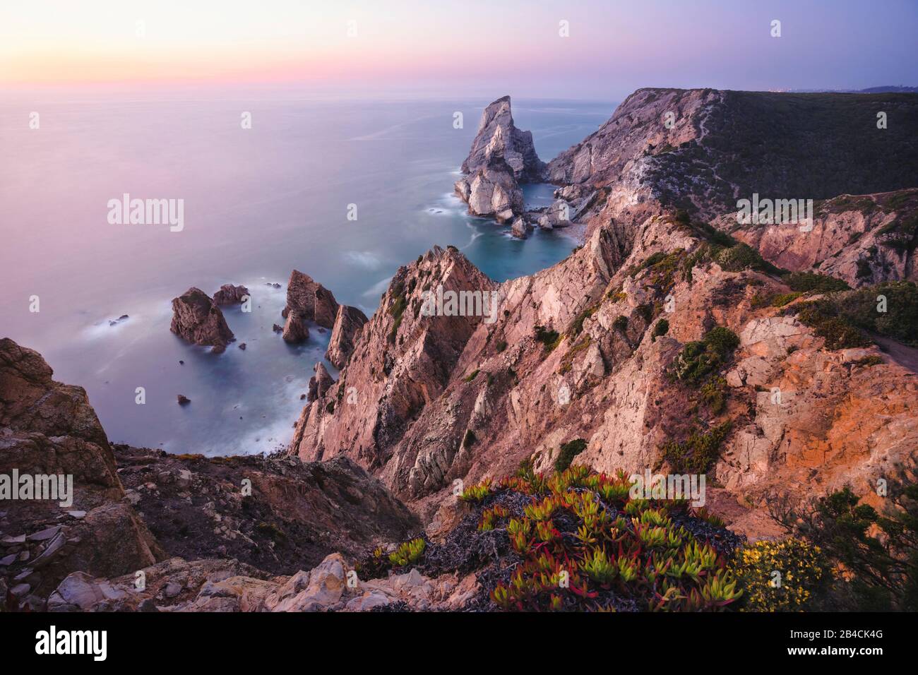 Wunderschöner Strand Praia da Ursa bei Sonnenuntergang. Surreale Landschaft von Sintra, Portugal. Küstenlandschaft am Atlantik. Stockfoto
