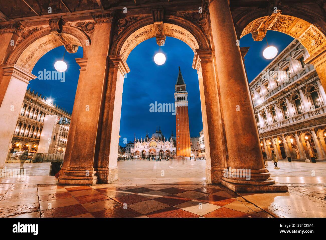 Venedig, Italien. Malerische Aussicht auf die Piazza San Marco in architektonische Bögen nach Einbruch der Dämmerung, blaue Stunde eingerahmt. Stockfoto