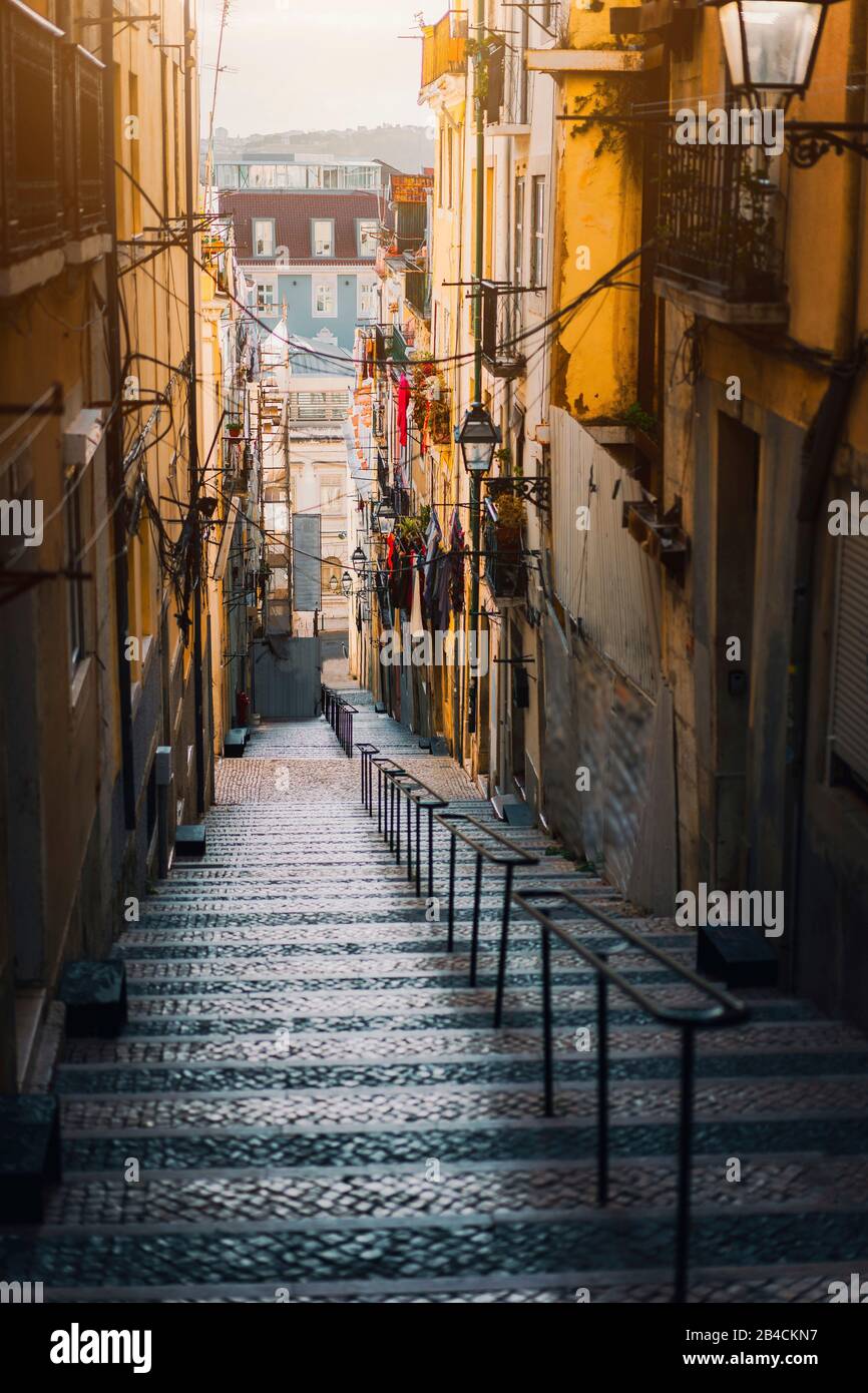 Schöne Treppe in Lissabon. Hängende Wäsche in typischen schmalen Straße. Sonnenuntergang in der Altstadt von Lissabon, das Stadtbild von Lissabon. Stockfoto