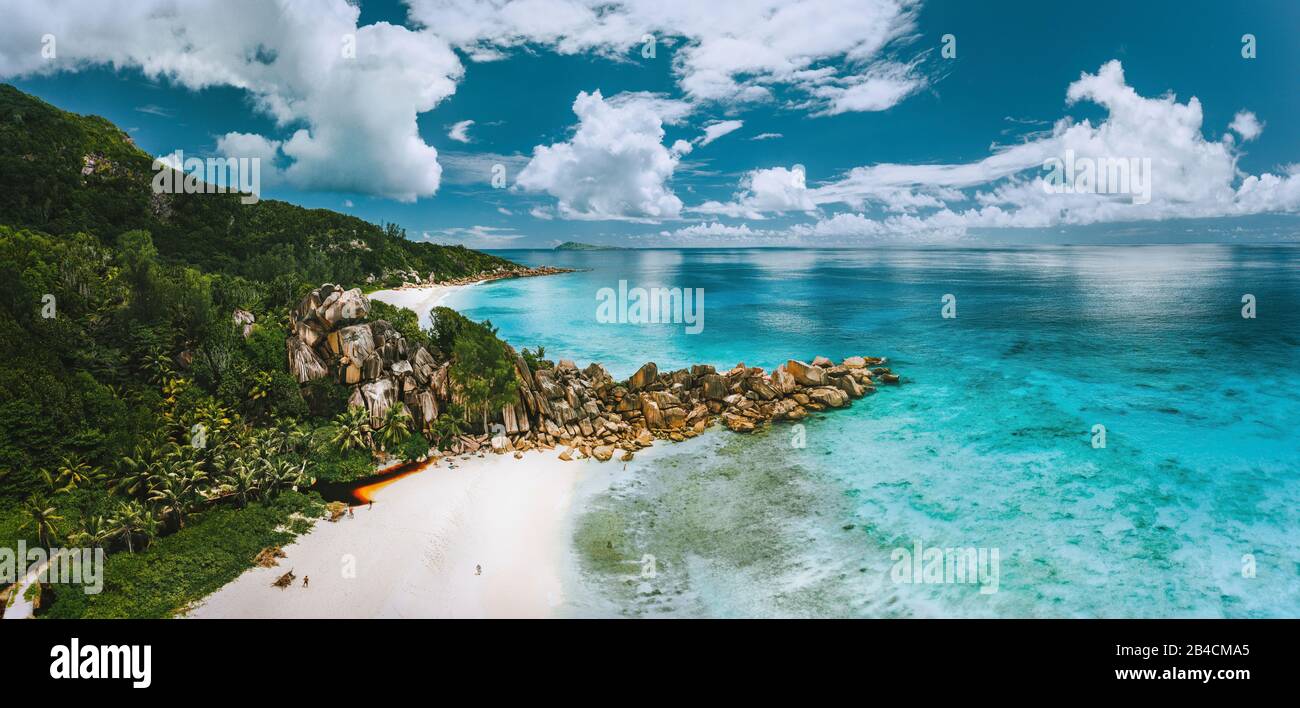 Panoramaaussicht auf den schönen Strand Grand Anse auf der Insel La Digue auf den Seychellen. Stockfoto