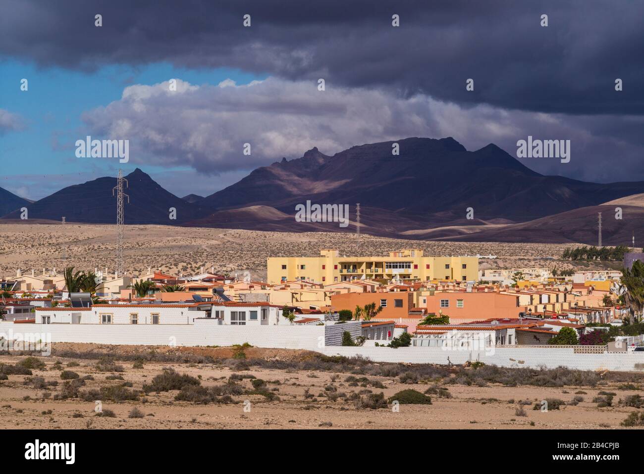 Spanien, Kanarische Inseln, Fuerteventura, Bahia Calma, Strand Blick auf die Stadt. Stockfoto