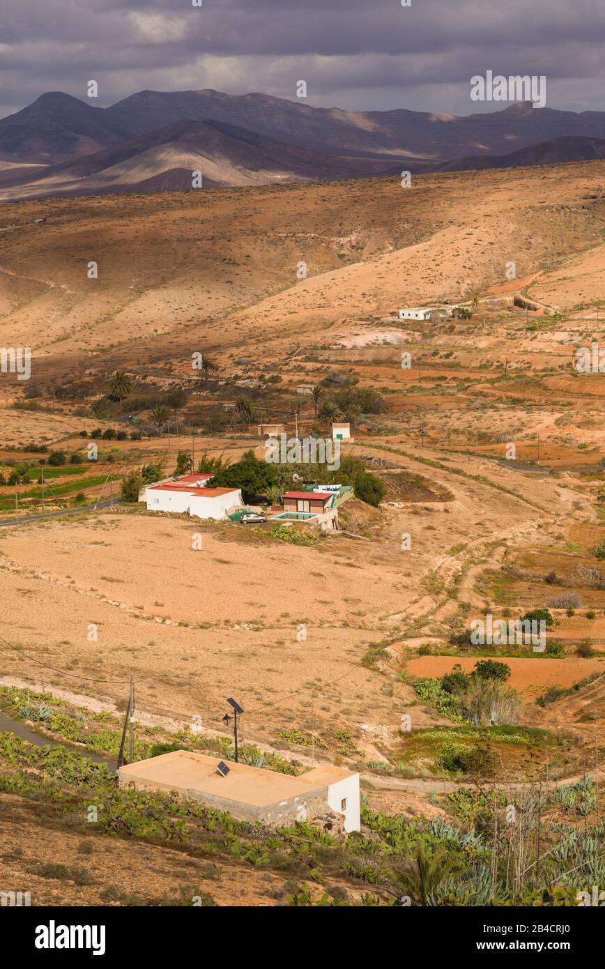 Spanien, Kanarische Inseln, Fuerteventura, Llanos de la Concepcion, hohen Winkel Blick auf Berge und das Dorf Stockfoto