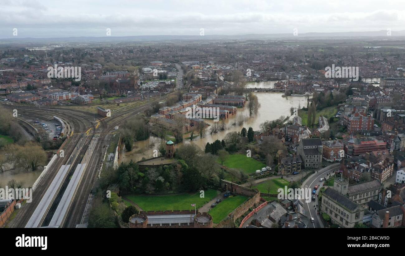 River Severn in Flood The English Bridge Area Shrewsbury Shropshire Die modernen Apartments befinden sich auf dem Gelände des Old Homosexual Meadow Football Ground Stockfoto