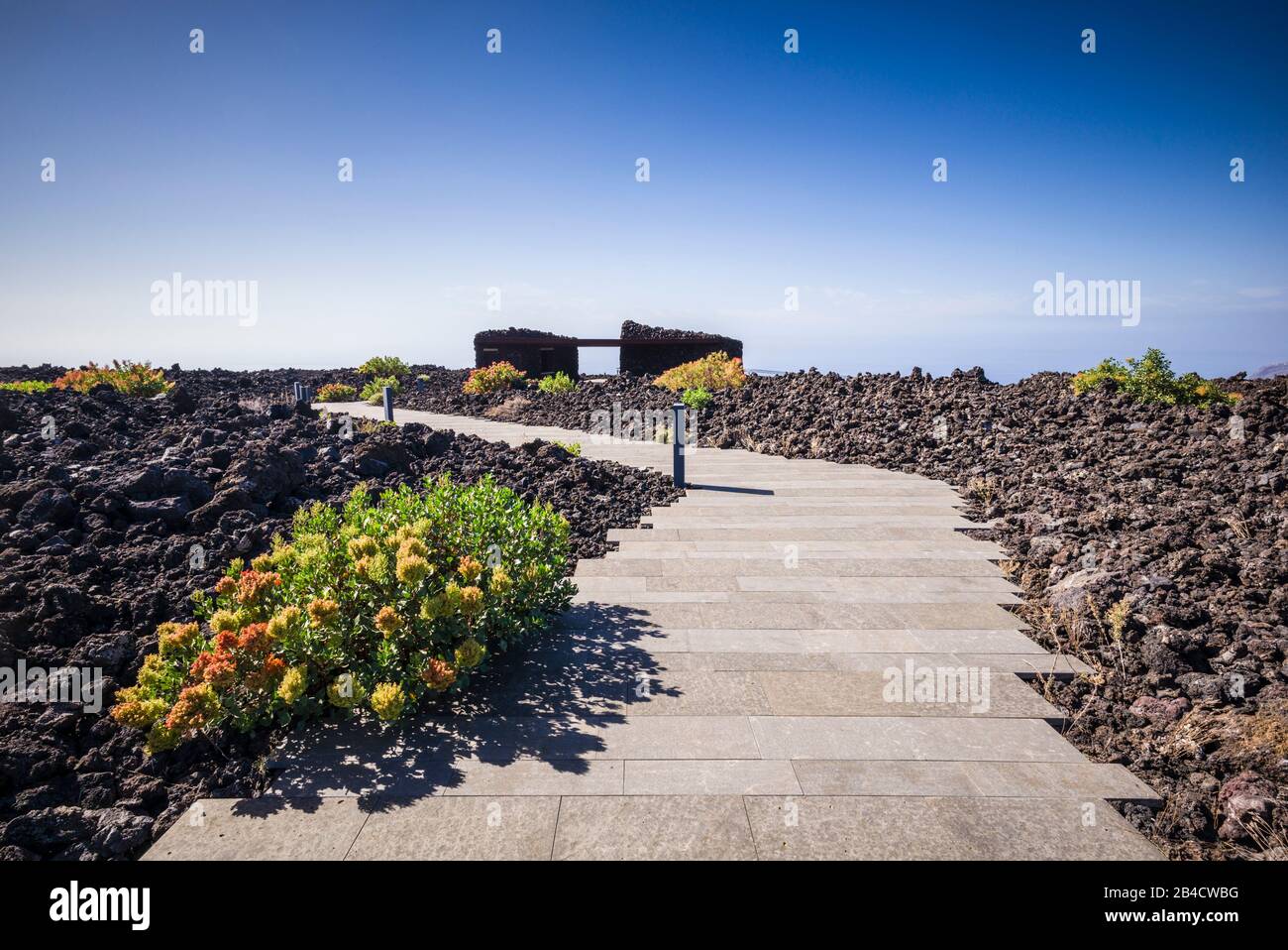 Spanien, Kanarische Inseln, Insel La Palma, Nationalpark Parque Nacional Caldera de Taburiente, Gehweg auf vulkanischem Lavafelsen durch die Stadt San Nicolas Stockfoto