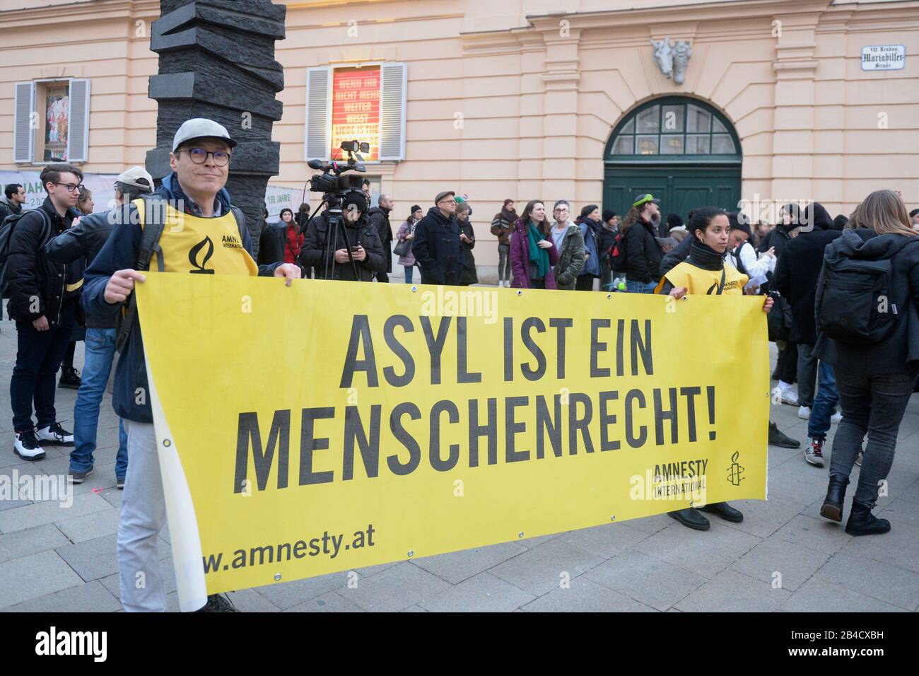 Wien, Österreich. 6. März 2020. Demonstration auf dem "Platz der Menschenrechte" am 6. März 2020 in Wien. Solidarität mit allen Flüchtlingen an der türkisch-griechischen Grenze und überall. Banner mit dem Titel "Asyl ist ein Menschenrecht". Kredit: Franz Perc / Alamy Live News Stockfoto