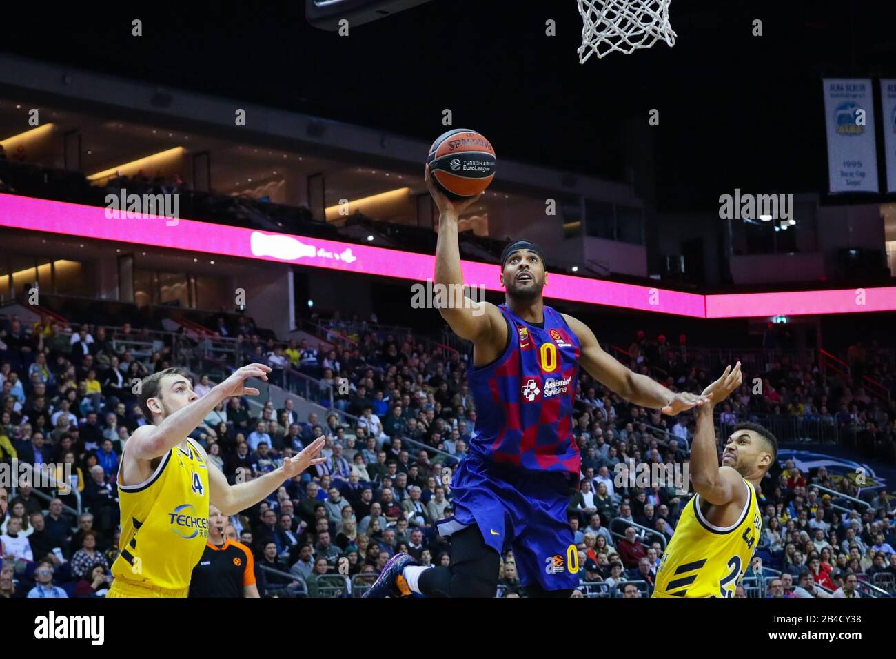 Berlin, 04. März 2020: Basketballspieler Brandon Davies vom FC Barcelona im Einsatz während des Euroleague-Spiels Stockfoto
