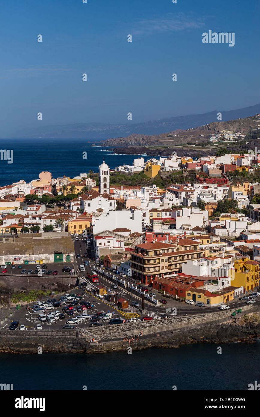 Spanien, Kanarische Inseln, Teneriffa, Garachico, erhöhte Stadt mit Blick auf die Iglesia de Santa Ana Kirche Stockfoto