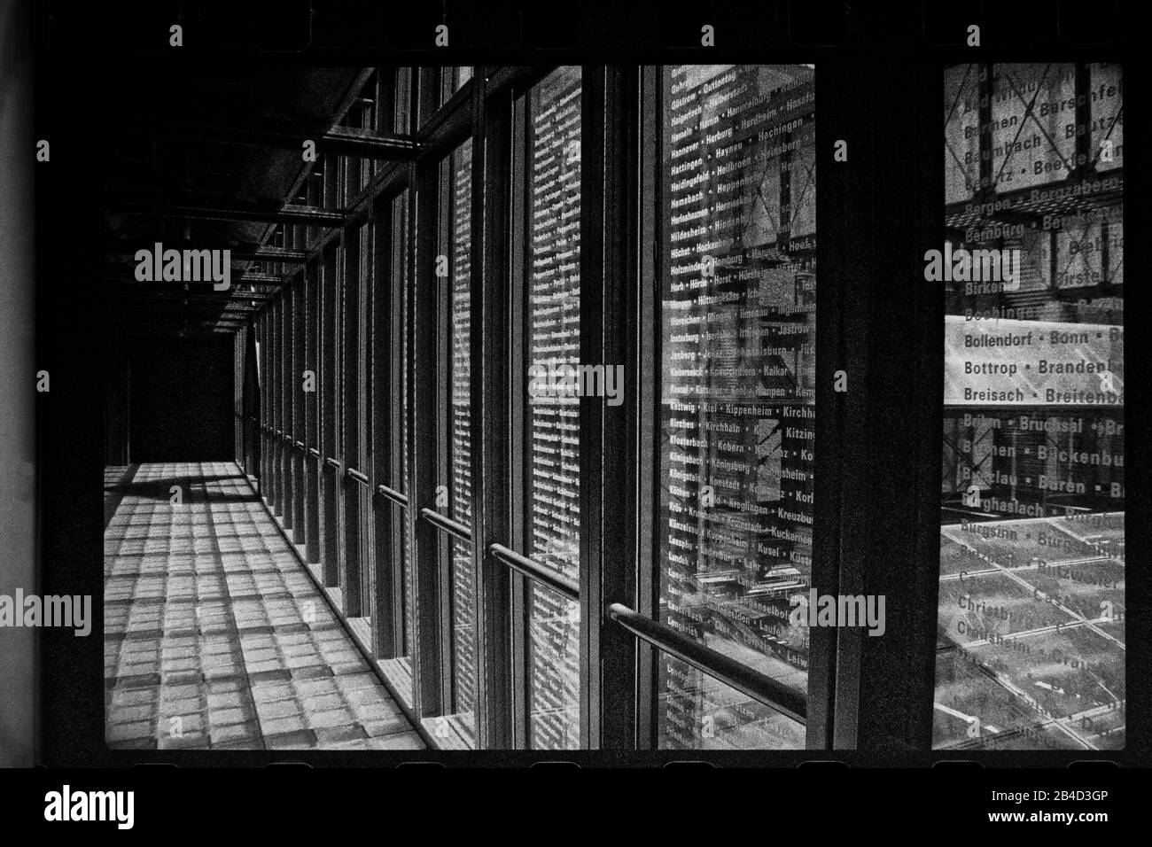 Namen der Holocaust-Opfer sind im Glas der Brücke im fünften Stock eingeätzt, die zur Bibliothek des Holocaust-Gedenkmuseums führt. Stockfoto