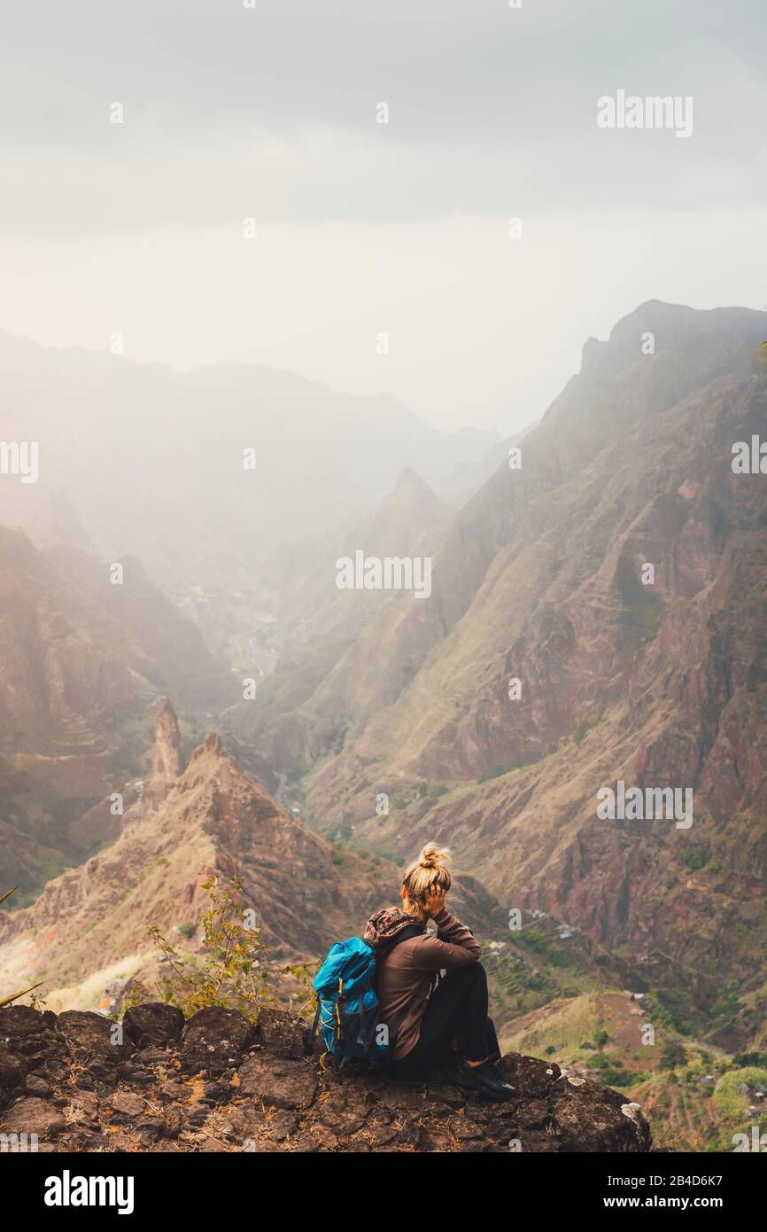 Insel Santo Antao Kap Verde. Weiblicher Tourist mit atemberaubendem Blick auf das beeindruckende Ribeira da Torre Tal, umgeben von hohen Bergkuppen. Stockfoto