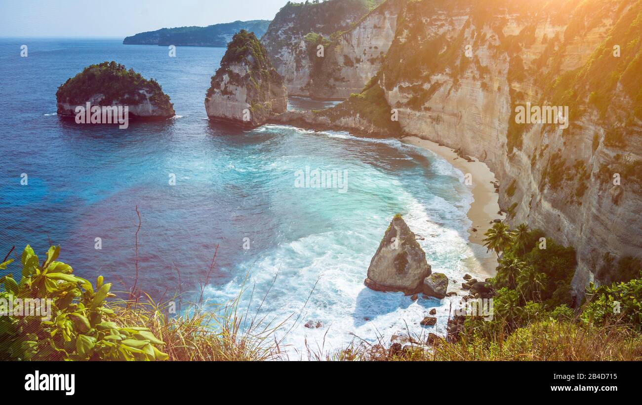 Schöner Felsen im Ozean am Atuh Beach, Nusa Penida, Bali Indonesia Stockfoto