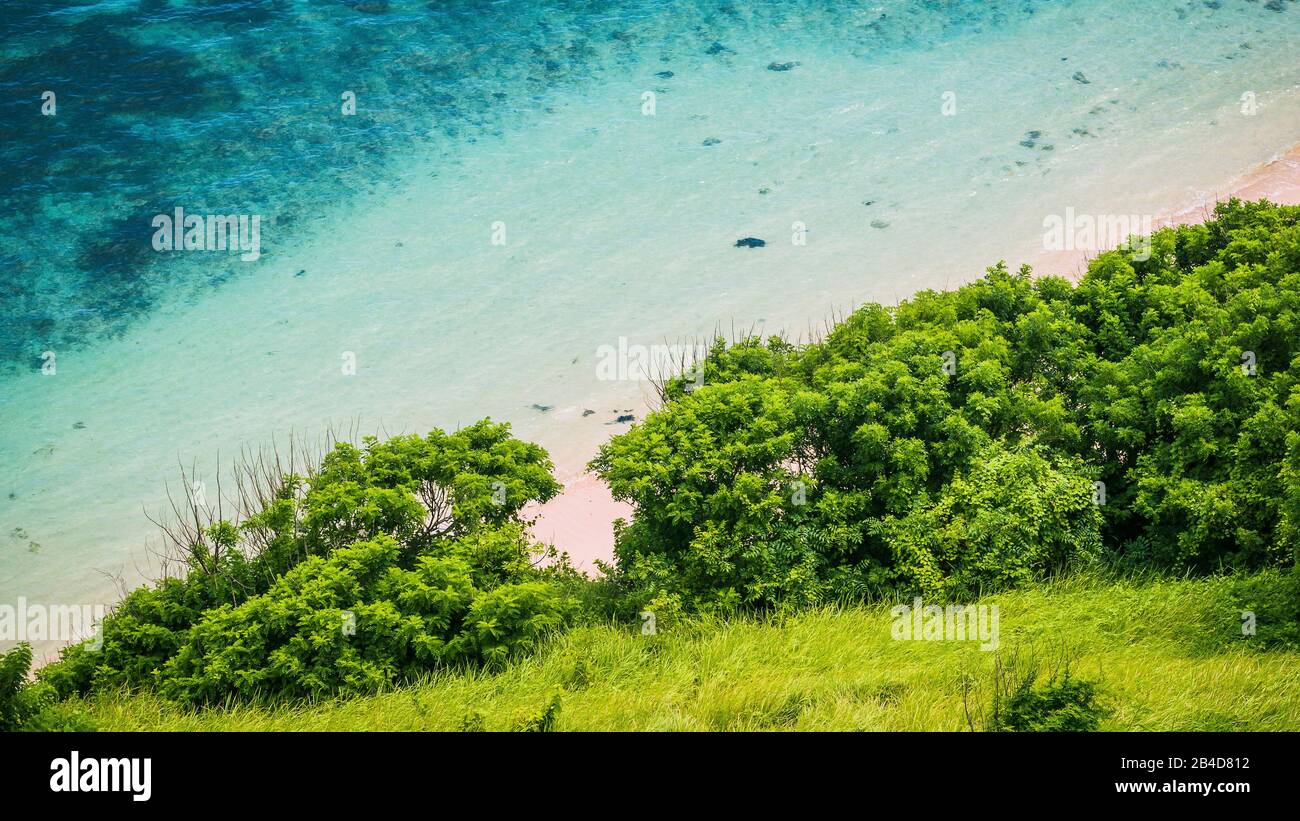 Blaues Wasser am Strand von Nyangnyang, Uluwatu - Bali Stockfoto