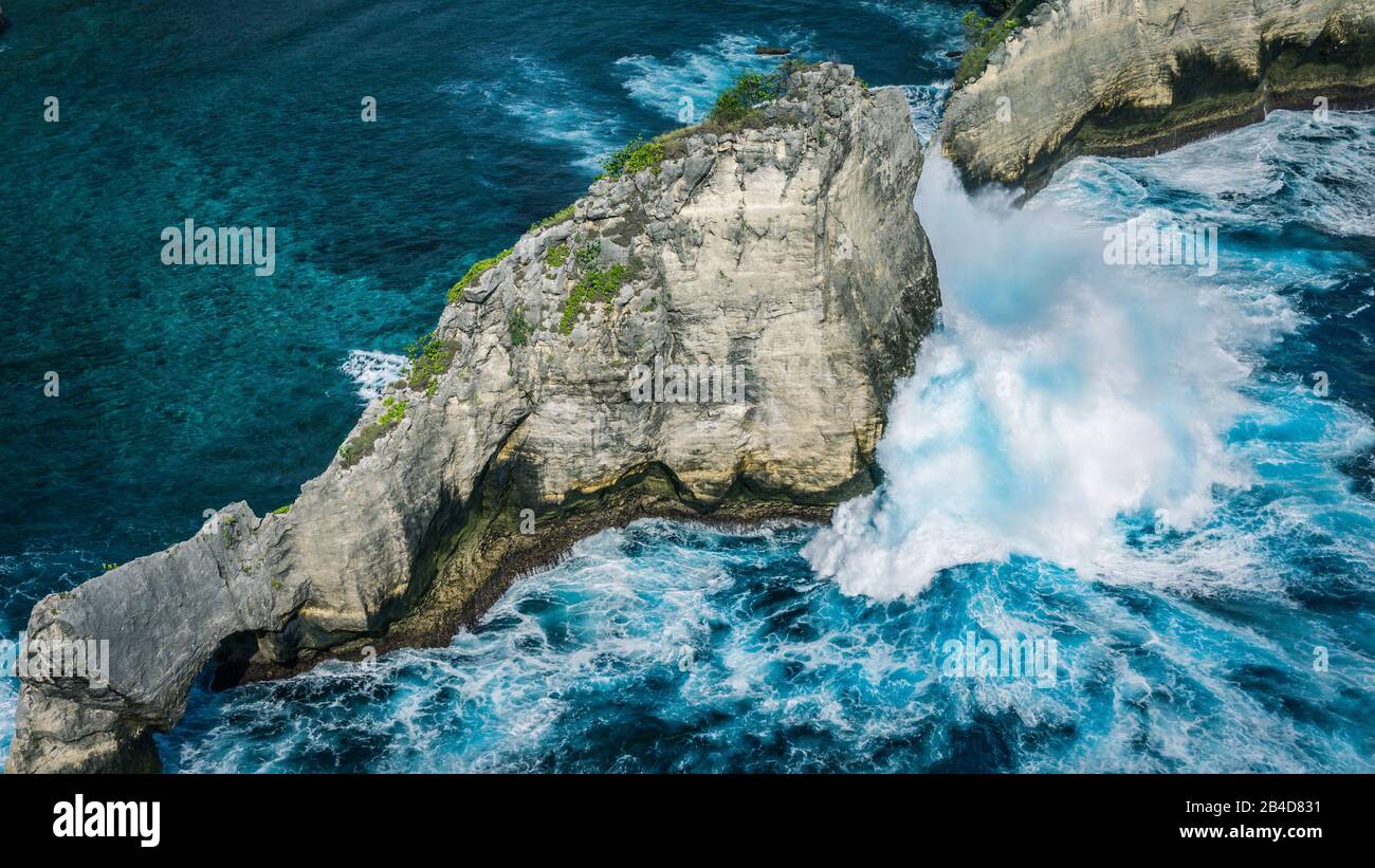 Schöne Riesige Welle, die Rock am Atuh Beach, Nusa Penida, Bali - Indonesien trifft Stockfoto