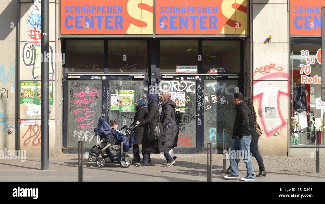 Strassenszene, Karl-Marx-Straße, Neukoelln, Berlin, Deutschland/Neukölln Stockfoto