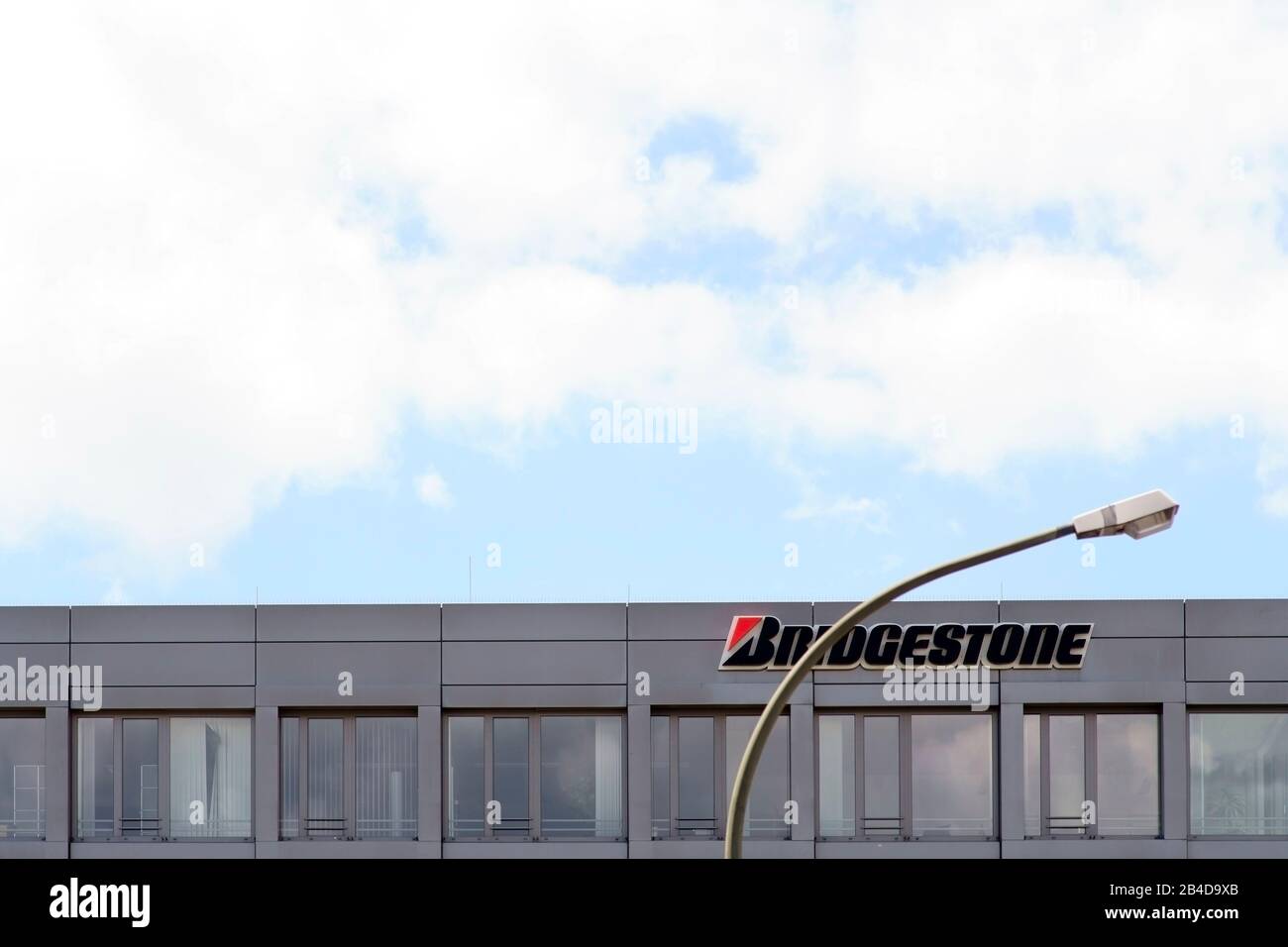Das Logo des Reifenherstellers Bridgestone an der Fassade eines Ladengebäudes in Bad Homburg. Stockfoto