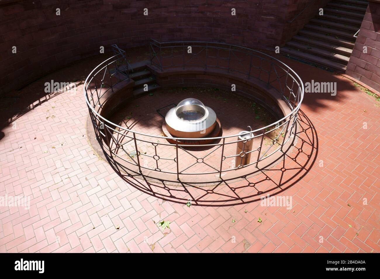 Der moderne und stählerne Brunnen des Kaiserbrunnens im Kurpark in Bad Homburg. Stockfoto