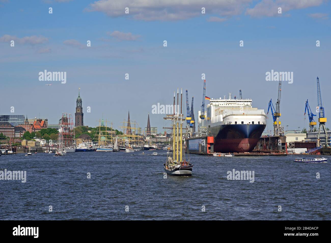 Europa, Deutschland, Hansestadt Hamburg, Hafen, Elbe, Werften, Roro-/Containerträger Atlantic Sail im Schwimmdock, Blohm + Voss, Turm des Michel, Stockfoto