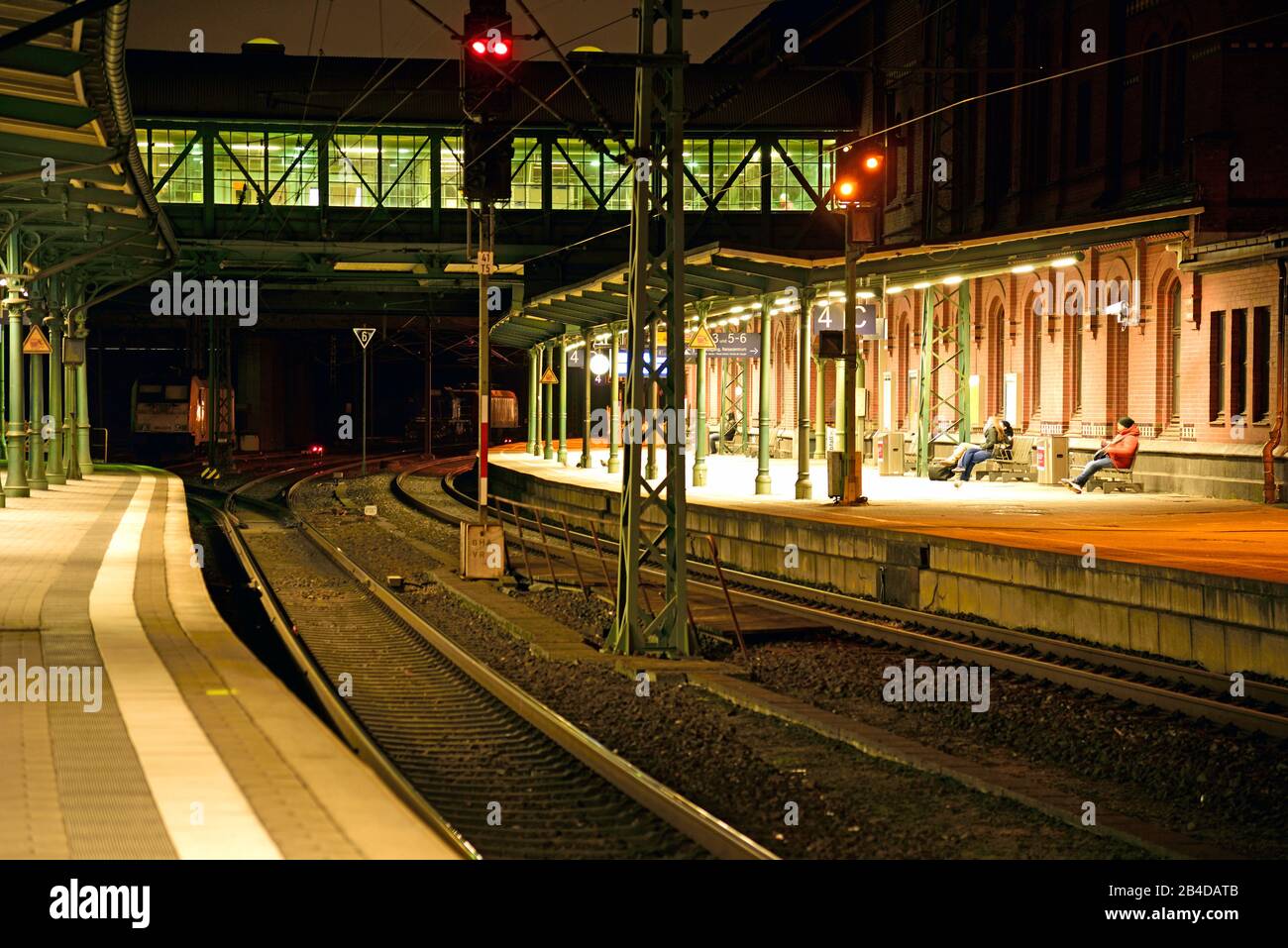 Europa, Deutschland, Hamburg, Harburg, Bahnhof nachts, desertierter Bahnsteig, Stockfoto