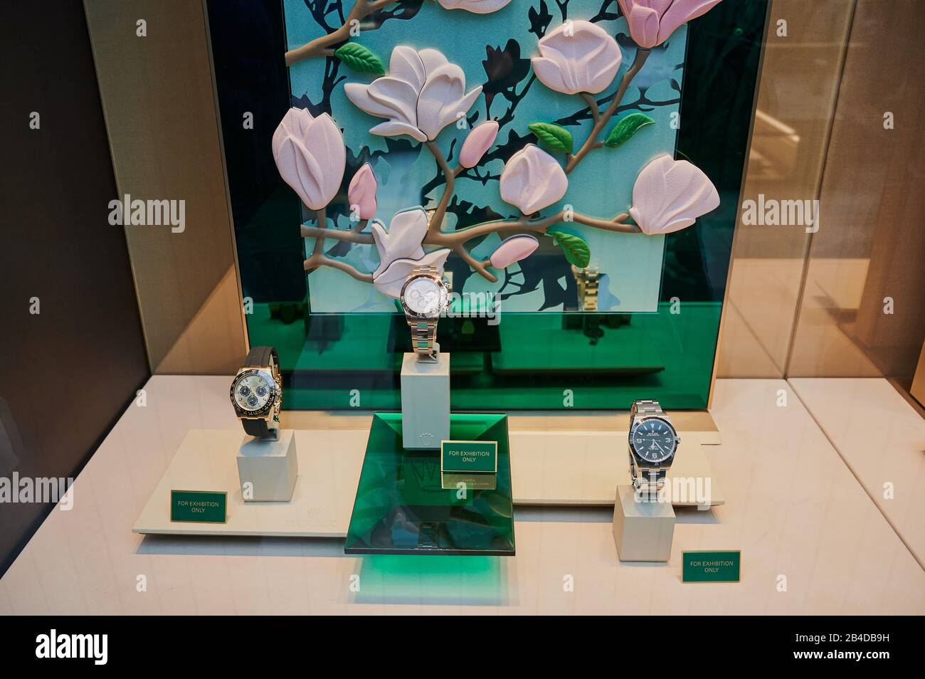 Wien, Österreich - 19. Februar 2020: Rolex-Ladenfenster in Wien. Rolex SA ist ein Schweizer Luxuswatchmaker. Es ist die größte Marke für Luxusuhr, prod Stockfoto