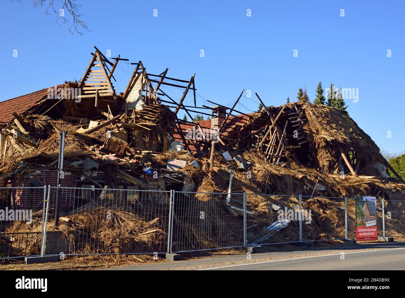 Europa, Deutschland, Niedersachsen, Landkreis Stade, Metropolregion Hamburg, Brandruine, Reetdach, eingestürztes Dach Stockfoto