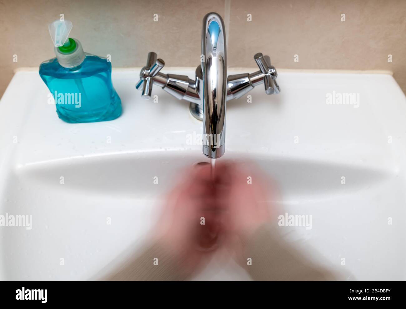 Poole, Großbritannien. März 2020. Man wäscht seine Hände 20 Sekunden lang mit flüssiger Seife, um Coronavirus zu verhindern. Kredit: Thomas Faull/Alamy Live News Stockfoto