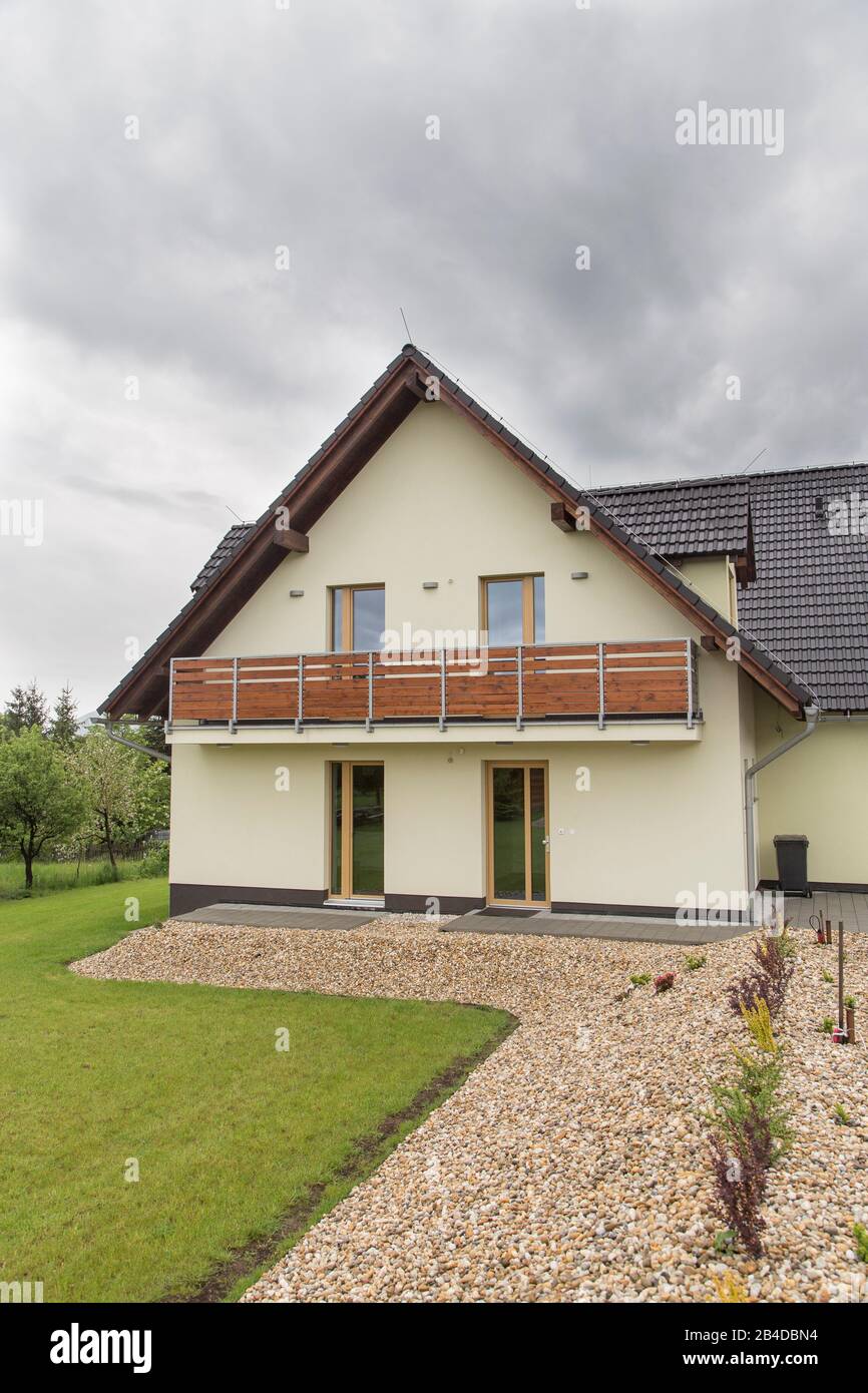 Neues modernes europäisches Familienhaus mit bewölktem Himmel Stockfoto