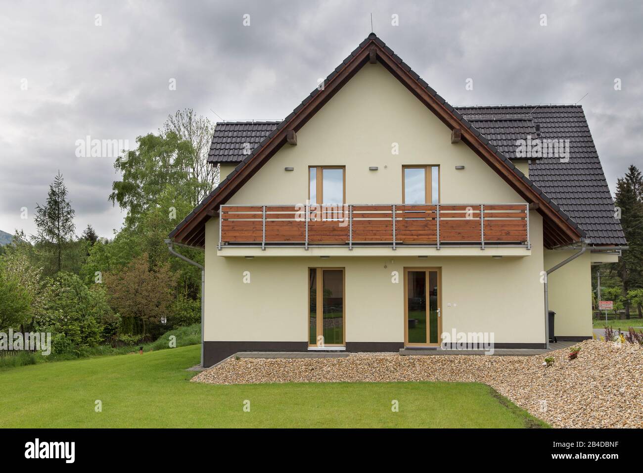 Neues modernes europäisches Familienhaus mit bewölktem Himmel Stockfoto