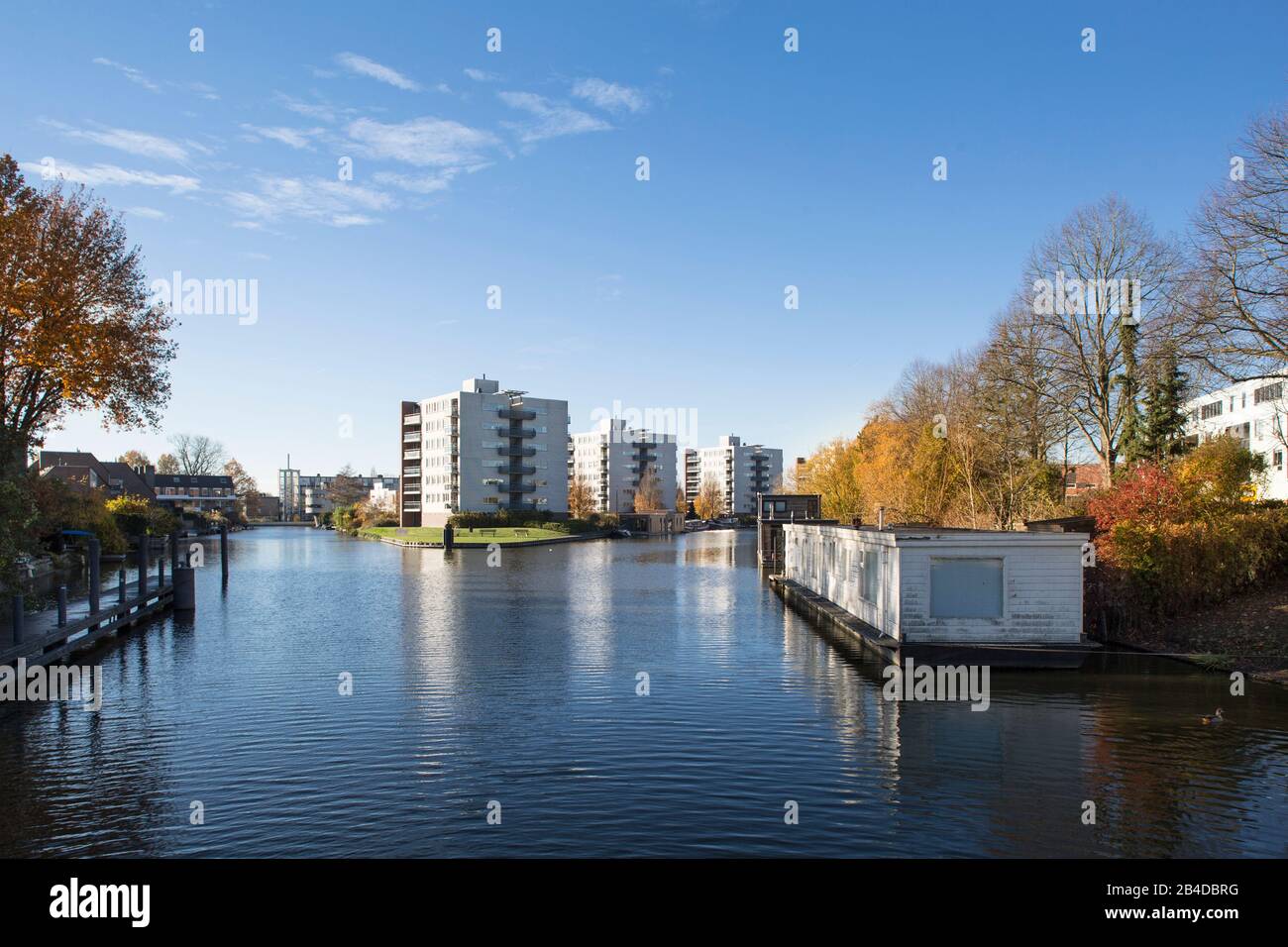 Europa, Niederlande, Groningen: Blick auf Hausboote und Reihenhäuser am Kanal Stockfoto
