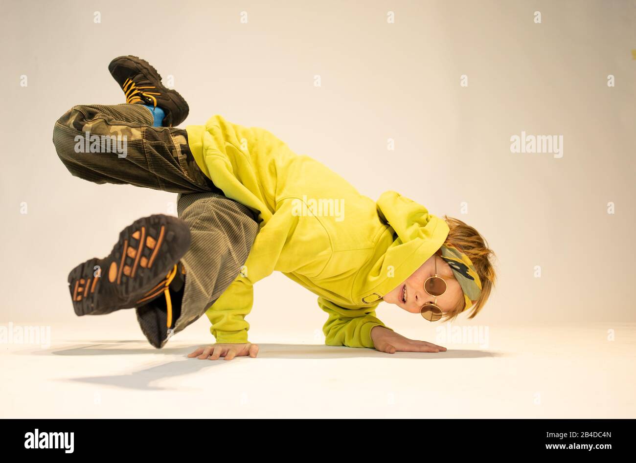 Junge in einer schwierigen Tanzposition, einzigartiges Kind, Breakdance Junge Stockfoto