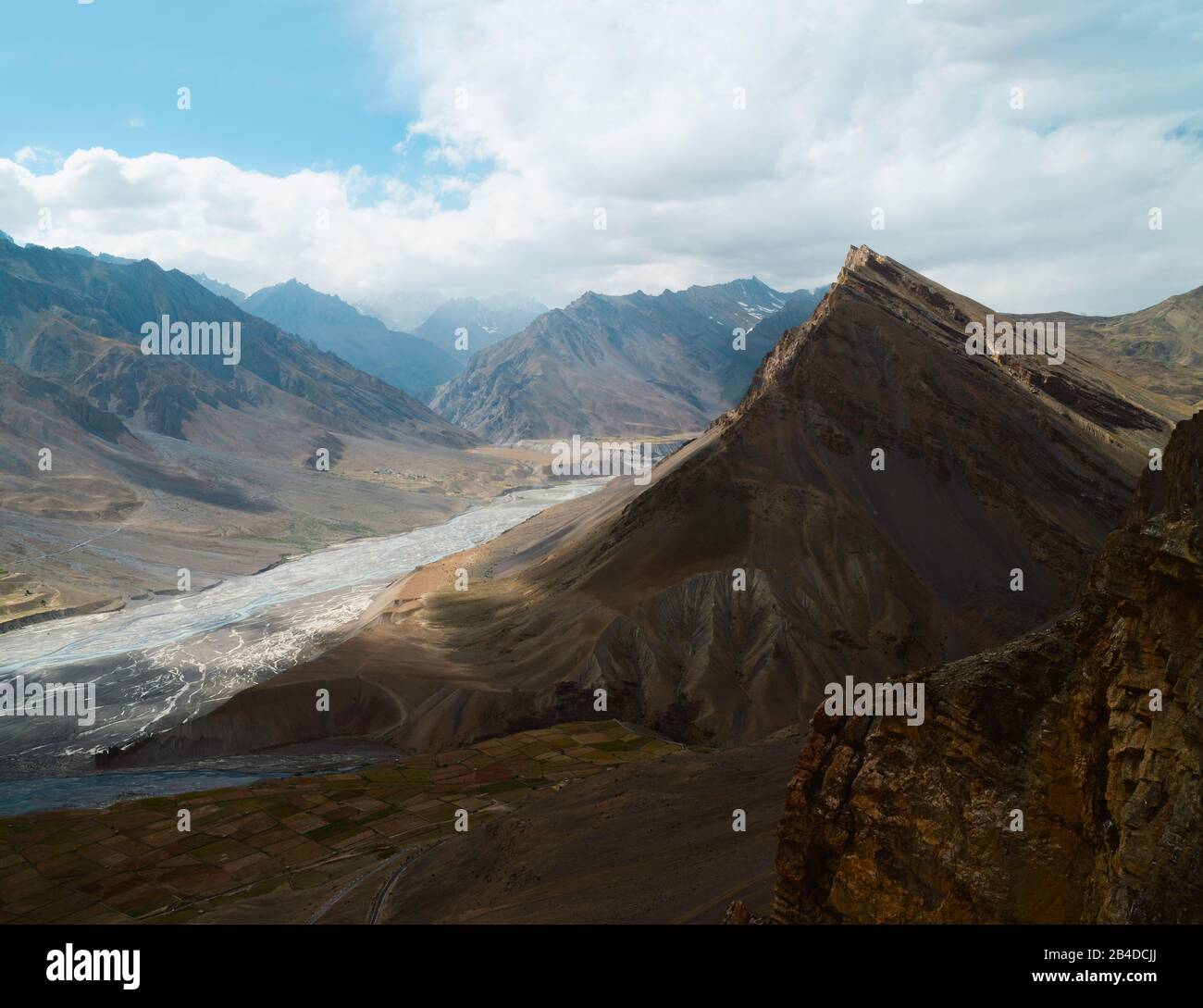 Der Fluss Spiti mäandert an einem schönen Sommertag in der Nähe von Kada, Himachal Pradesh, Indien, durch das Tal der Spiti, das von hohen Gipfeln des Himalayas flankiert wird. Stockfoto