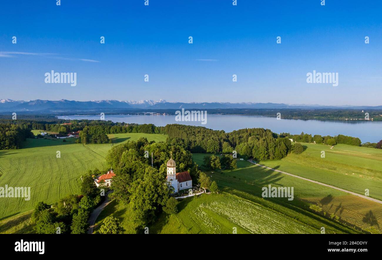 St. Johann Baptistenkirche bei Starnberg, Holzhausen bei Münsing, Fünfseenland, Drohnenaufnahme, Alpenvorland, Oberbayern, Bayern, Deutschland, Europa Stockfoto