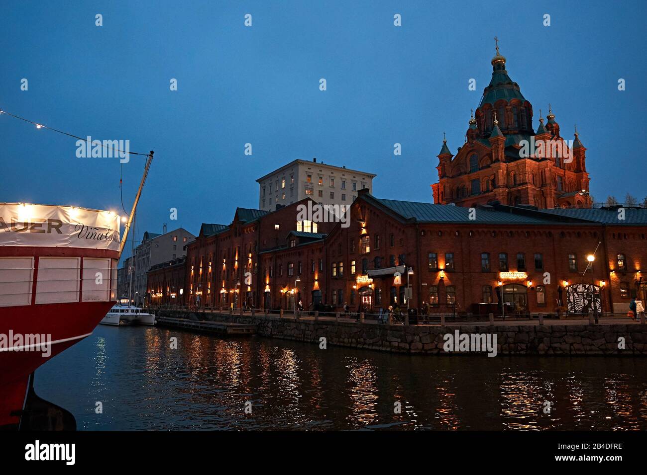 Hafenpromenade in Helsinki, Finnland, Abend mit Blick auf die Uspensky-Kathedrale Stockfoto
