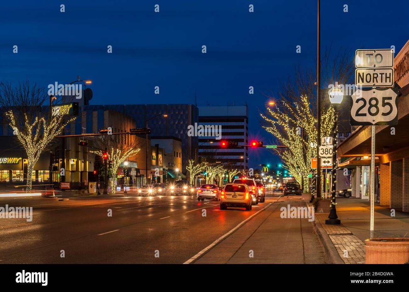 New Mexico Street nachts während der Ferienzeit, Main Street mit Verkehr, Roswell, New Mexico, USA. Stockfoto
