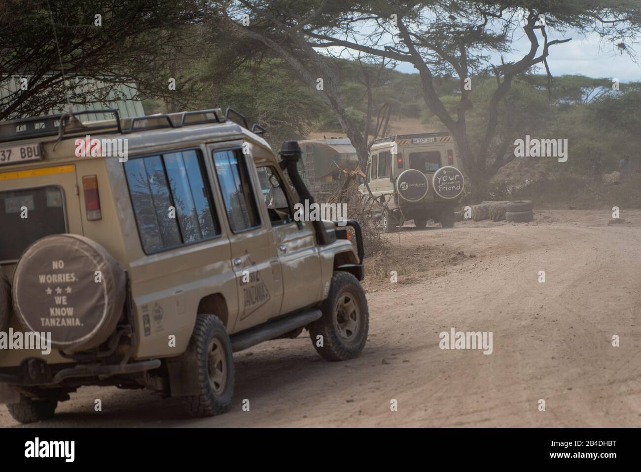 Tansania, Nordtansania, Serengeti-Nationalpark, Ngorongoro-Krater, Tarangire, Arusha und Lake Manyara, Jeeps auf einer staubigen Straße Stockfoto