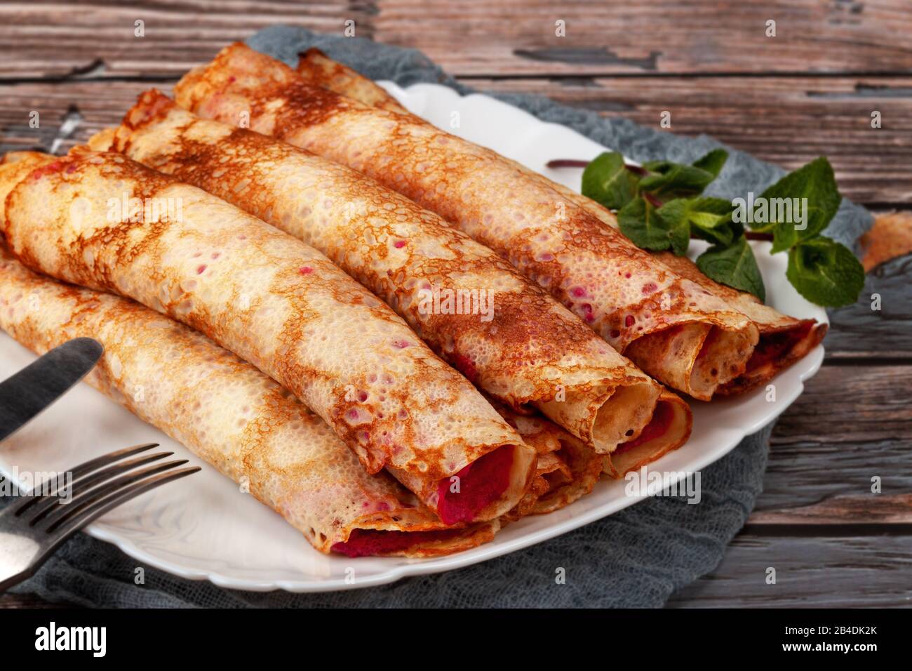 Pfannkuchen mit Rote Bete und Käse Pasta und Lachs Stockfoto