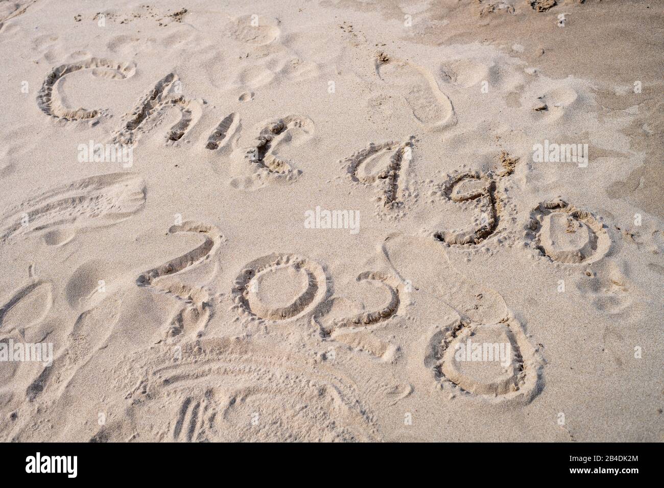 'Chicago 2020' geschrieben in Sand am Strand von Lake Michigan Stockfoto