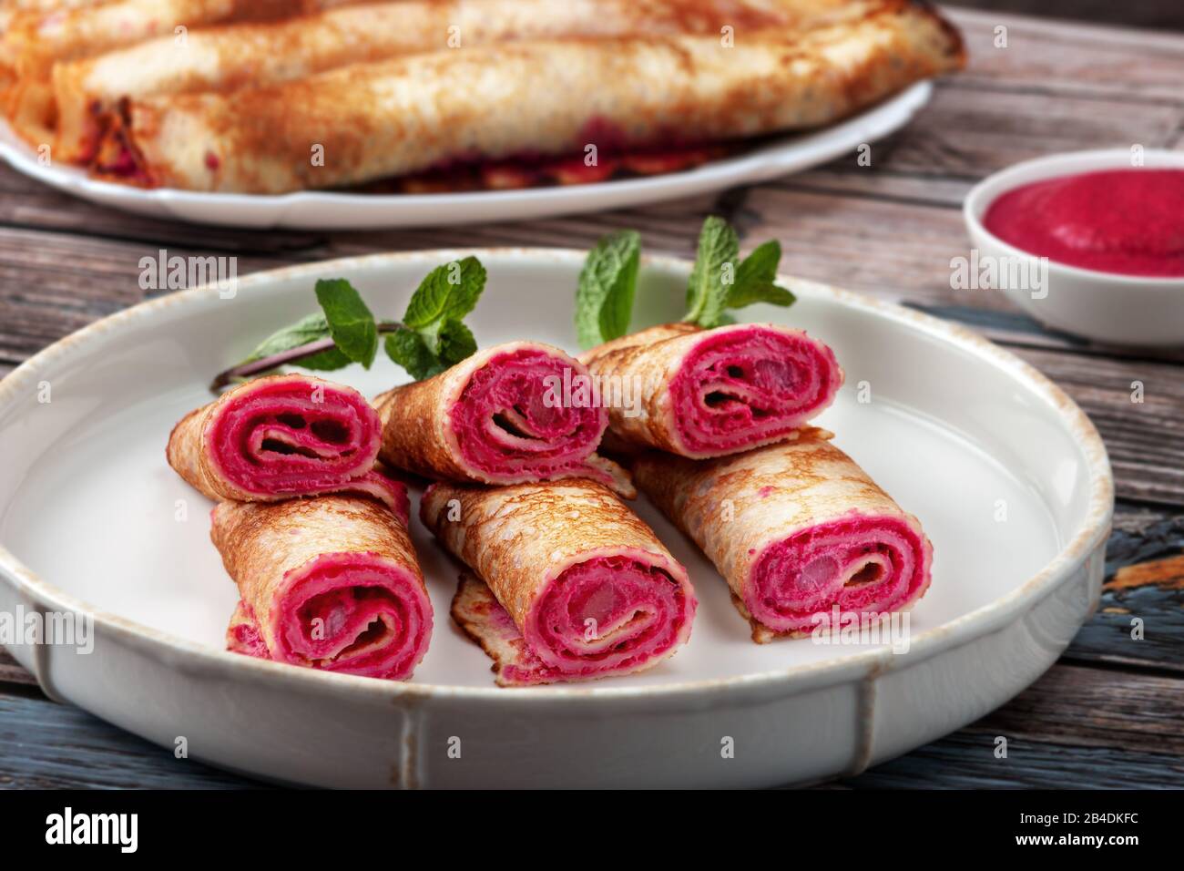 Pfannkuchen mit Rote Bete und Käse Pasta und Lachs Stockfoto