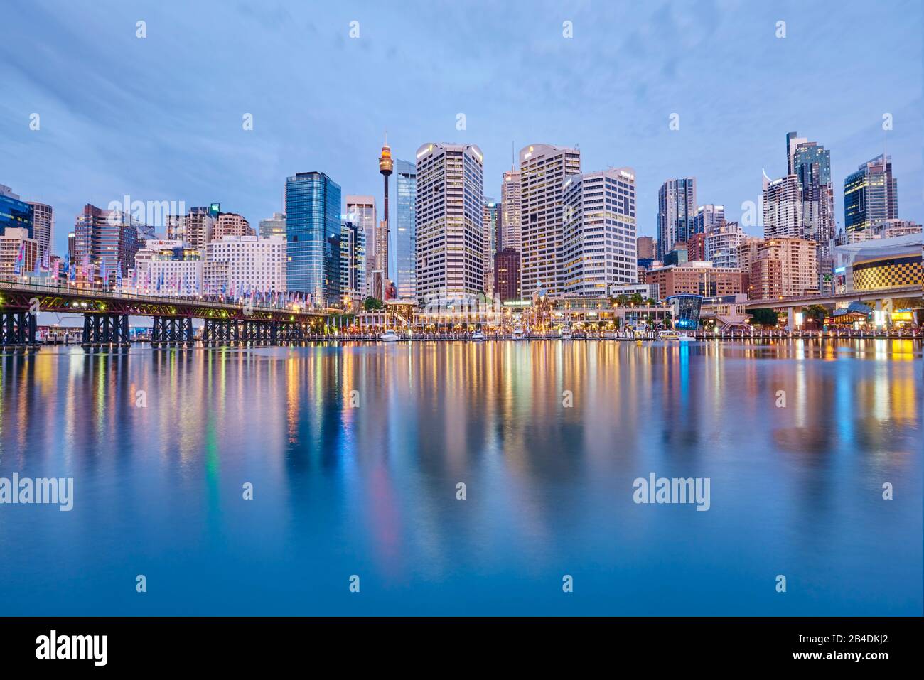 Darling Harbour am Abend im Frühling, Sydney, New South Wales, Australien, Ozeanien Stockfoto