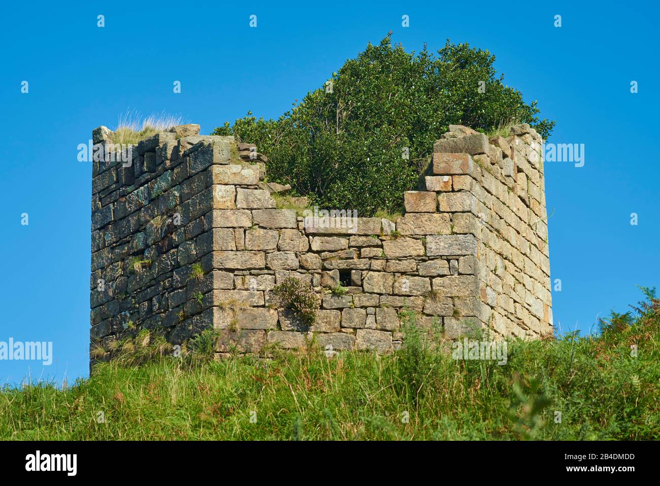 Ruine auf dem Berg Jizkibel auf dem Jakobsweg in Hondarribia, Baskenland, Spanien Stockfoto