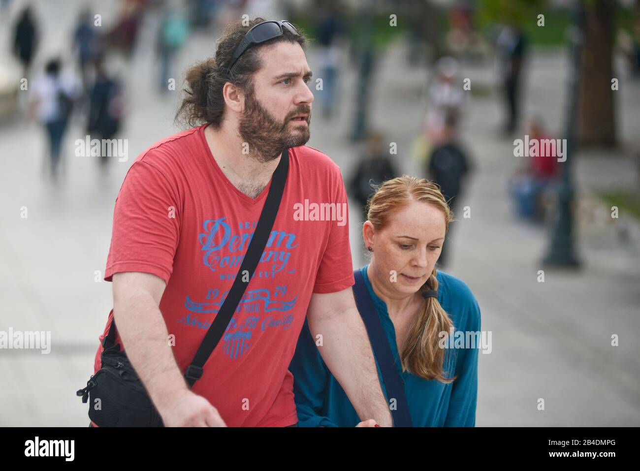 Ein griechisches Paar auf dem Syntagma-Platz, Athen, Griechenland Stockfoto