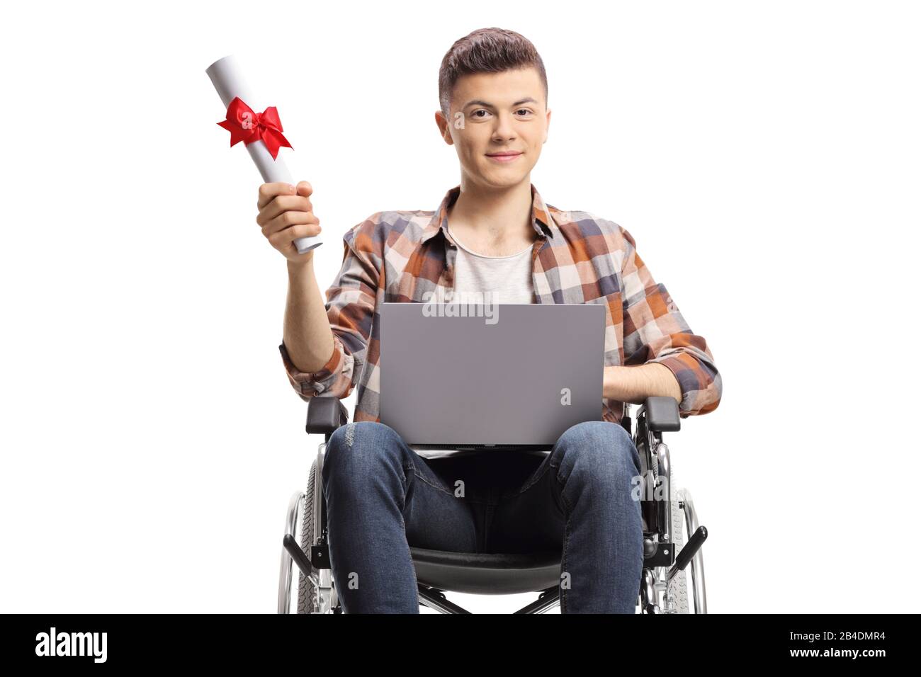 Behinderter Student im Rollstuhl mit Laptop und Abschlusszertifikat isoliert auf weißem Hintergrund Stockfoto