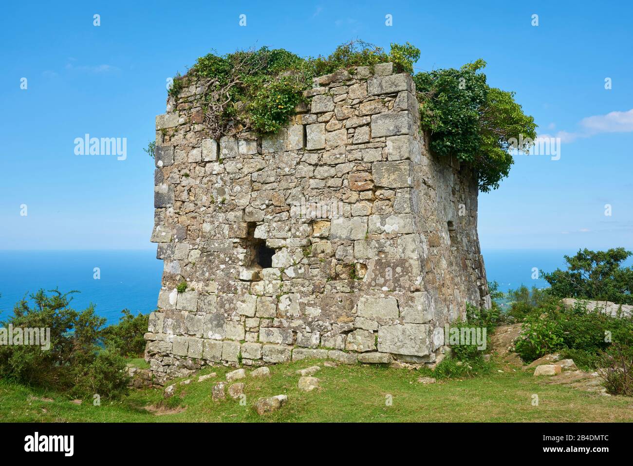 Ruine auf dem Berg Jizkibel auf dem Jakobsweg in Hondarribia, Baskenland, Spanien Stockfoto