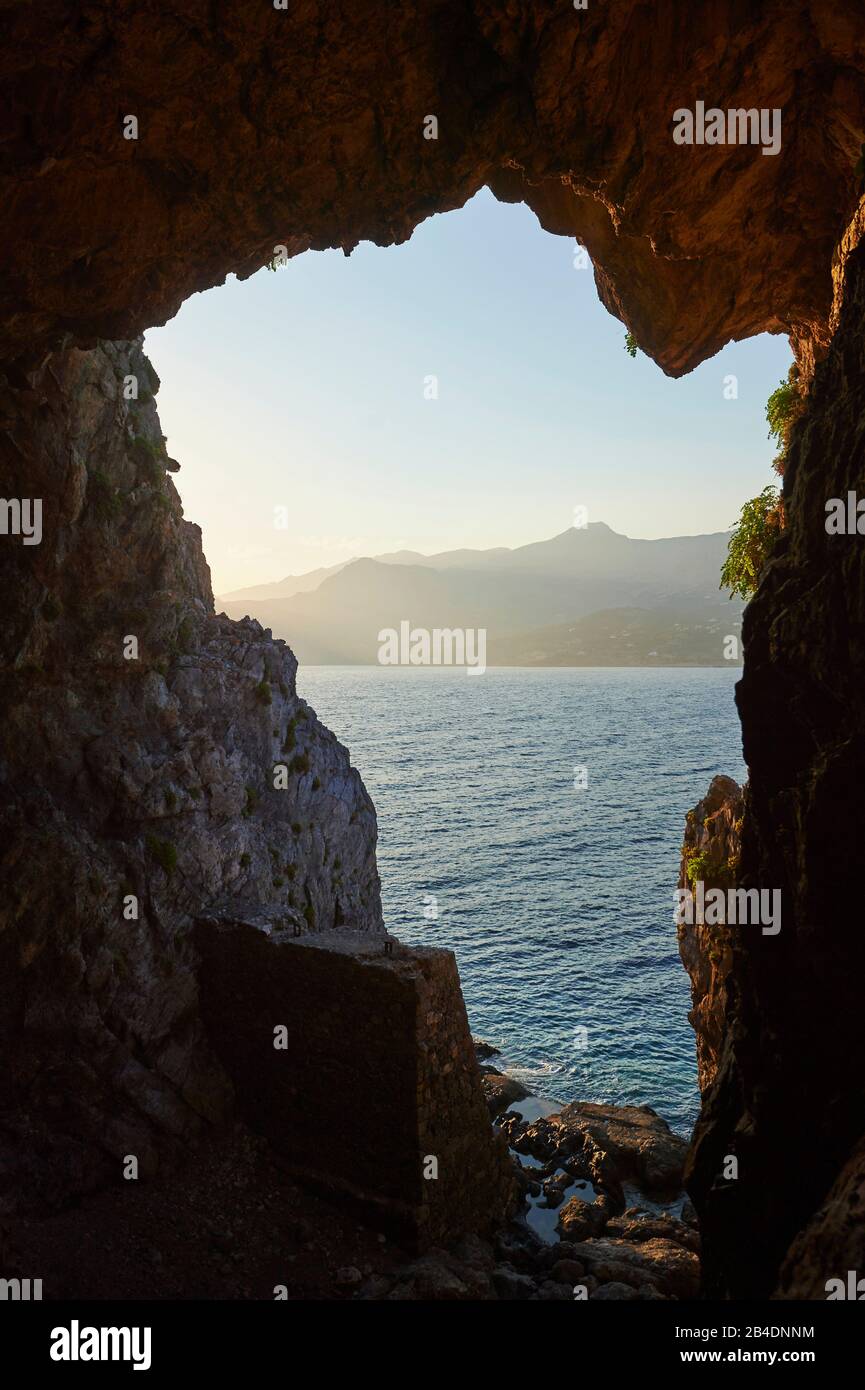 Landschaft, Felswand, Blick von der Höhle am Strand von Paligremnos, Crete, Griechenland Stockfoto