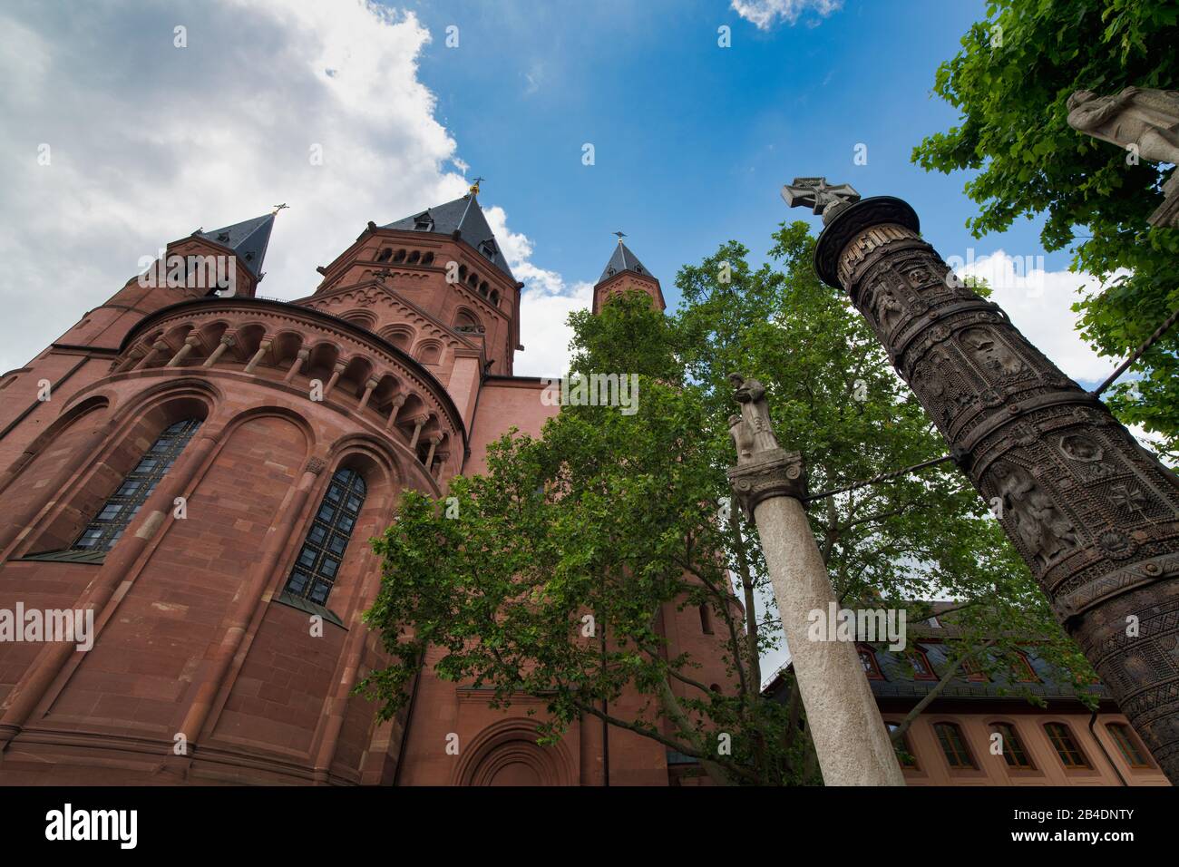 Nagelsäule vor der Ostfassade, Der hohe Dom Sankt Martin zu Mainz, Rheinland-Pfalz, Deutschland Stockfoto