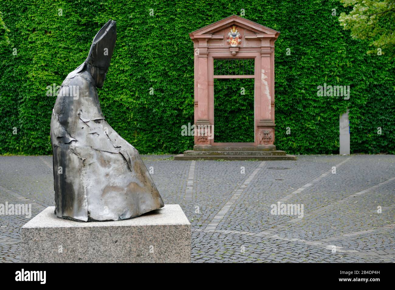 Bildhauer Bischof Wilhelm Emmanuel von Ketteler, Portal (Rotsandstein) des ehemaligen Bischofspalastes, Heiliggrabgasse, Mainz, Rheinland-Pfalz, Deutschland Stockfoto