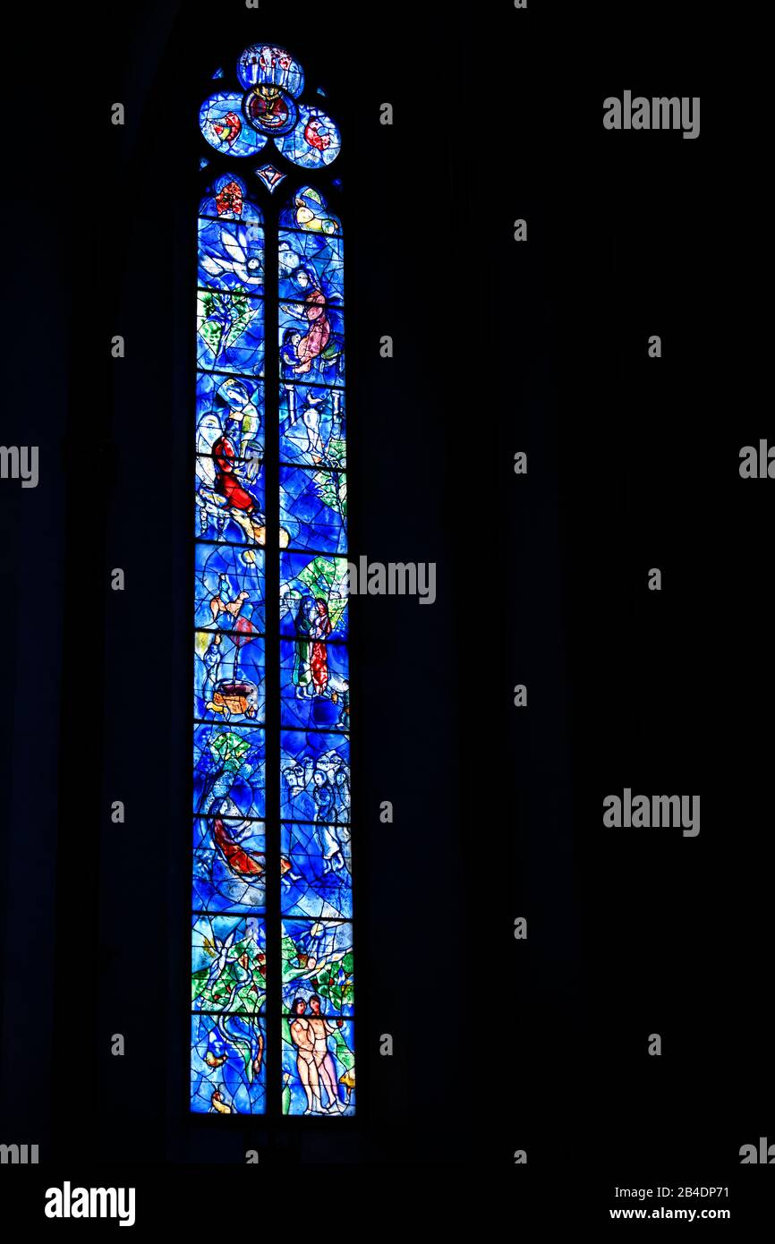 Chagall-Fenster mit Motiv der Versuchung von Adam und Eva im Paradies, Pfarrkirche Sankt Stephan, Mainz, Rheinland-Pfalz, Deutschland Stockfoto